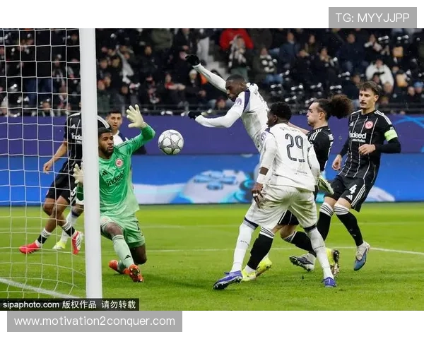 基米希展现防守优势,球队后防线稳固表现值得关注 基米希展现防守优势,球队后防线稳固表现值得关注