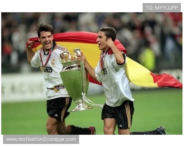 劳尔的进攻风格表现稳健，展现足球场上的艺术与灵动性