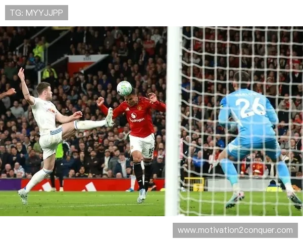 曼联的沉沦与矛盾暴露:阵容老化、战术混乱,豪门地位岌岌可危! 曼联的沉沦与矛盾暴露:阵容老化、战术混乱,豪门地位岌岌可危!