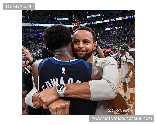 罗伯特森拿球单打拉开空间对比库里更偏组织型